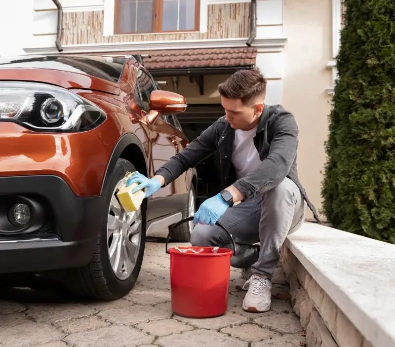 Lavage auto à domicile Tournay : professionnel intervenant sur un véhicule